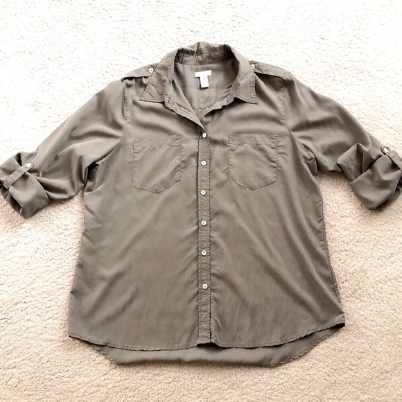 Chico’s khaki/olive long-sleeve blouse with patch pockets on front & epaulettes - Picture 12 of 15